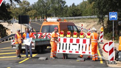 Bild: Hirsch
Arbeiter räumen die Absperrungen weg und bringen die Beschilderungen für die neue Verkehrsführung von und zur Nordumgehung an. Gleichzeitig erfolgt die Freigabe der Brücke zwischen Kreith und Fronberg, die fast drei Monate gesperrt war.