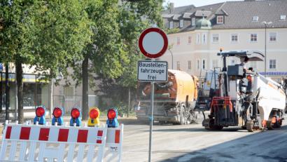 Bild: Gabi Schönberger
Überraschung für viele Autofahrer: Die Verkehrsbehörde hat die "Kurzzeitbaustelle" an der Prinz-Ludwig-Straße trotz Komplettsperrung nicht angekündigt.