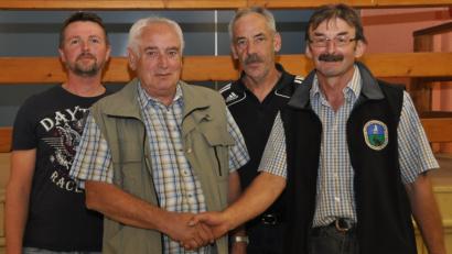 Bild: dob
Reinhold Janker aus Pleystein (Zweiter von links) ist neues Ehrenmitglied im Kleintierzuchtverein Vohenstrauß. Vorsitzender Josef Faltenbacher, zweiter Vorsitzender Reinhold Arnold und Zuchtfreund Matthias Sauer (von rechts nach links) gratulieren.