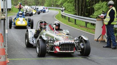 Bild: bsc
Darauf brennen viele Autofans: Auf der legendären Rennstrecke zwischen Friedenfels und Poppenreuth findet von Freitag bis Sonntag, 24. bis 26. August, der „Dritte Friedenfelser Berg-Classic-Preis 2018“ statt. Der Startpunkt auf der kurvenreichen Strecke ist auch nach über 50 Jahren gleich geblieben. Früher ging es um die Schnelligkeit und Geschwindigkeit, heute um die Gleichmäßigkeit. Viele historische Fahrzeuge gehen an den Start.