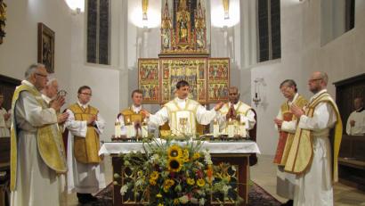 Bild: exb
Den Gottesdienst anlässlich der 376. Wallfahrt für die Kirche zelebrierten (von links) Stadtpfarrer Georg Flierl, Pater Klaus Kniffki, Pfarrer Michael Alkhofer, Kaplan Paul Gebendorfer, Domkapitular Msgr. Thomas Pinzer, Pfarrer Samson Gabriel, Pfarrer Norbert Götz und Pfarrer Martin Schöpf.