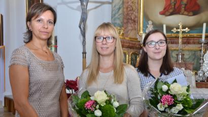 Bild: dob
Daniela Bock (Mitte) und Julia Duschinger (rechts) sind für die Pfarrgemeinde in Böhmischbruck ein wichtiger Bestandteil wenn es um die Kirchenmusik geht. Ohne sie gäbe es vermutlich die gesangliche Gemeinschaft schon nicht mehr. Pfarrgemeinderatssprecherin Luise Feneis (links) würdigt die beiden Frauen für ihr ungebrochenes Engagement, und das obwohl sie längst aus ihrer Heimatgemeinde weggezogen sind.
