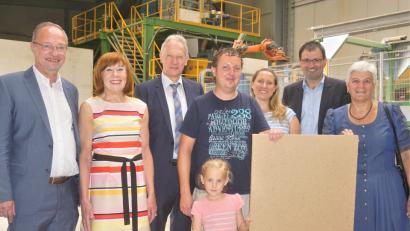 Bild: fppp
Anton W. und Elisabeth Hart, Karl Döhler, Sebastian und Lea Hart mit Marlien, Martin Schöffel und Karin Fleischer (von links) in der Produktionshalle der Lehmbauplatte.