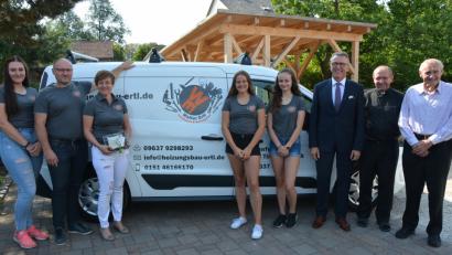 Bild: jr
Offizielle Geschäftseröffnung am Samstag bei Walter Ertl in Lengenfeld. Mit dabei waren (von links) Tochter Marie, Gaby und Walter Ertl, die Töchter Sophia und Paulina, sowie Bürgermeister Franz Stahl, Pfarrer Thomas Thiermann und Vater Ludwig Ertl. Installation und Heizungsbau bilden Schwerpunkte der Arbeit des neuen Unternehmens.