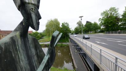 Bild: Petra Hartl
Der heilige Nepomuk bewacht die Kurfürstenbrücke in Amberg. Es ist die Brücke, die die Vils bei der Stadtbrille überspannt.