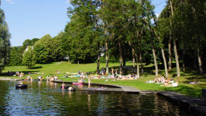 Bild: mmj
Moorbad mit Liegewiese, daneben der Spielplatz - Für Klein und Groß ausreichend Gelegenheit zum Abkühlen, Relaxen und Spielen.