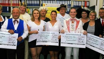 Bild: gf
Tina und Armin Nentwig (von rechts) haben Spendenschecks an den Bundesverband Schädel-Hirnpatienten in Not, die Jugendkapelle Auerbach, das Ballettstudio Magic Shoes, die Knappnesia, Schlosswache Amberg und den Freundeskreis König Rupprecht übergeben.