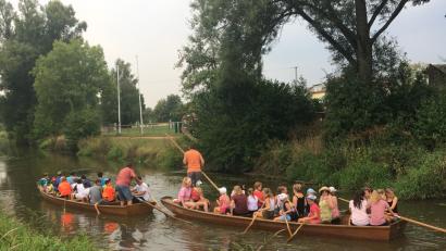 Bild: exb
Die Mädchen hängen die Buben beim Plättenrennen auf der Vils ab.
