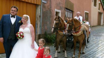 Bild: rn
In einer Pferdekutsche fahren Julia und Benjamin Knauer an der Pfarrkirche zu ihrer Trauung vor.