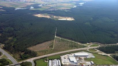 Bild: Bernd Georgi
Aus der Luft gut zu erkennen ist der bereits gerodete Teil des neuen Ebermannsdorfer Industriegebiets Schafhof Ost (Bildmitte). Es liegt gegenüber des ersten Industriegebiets, Schafhof West (im Vordergrund), zwischen der A 6 (am linken Bildrand) und der B 85 (quer durch die Bildmitte).
