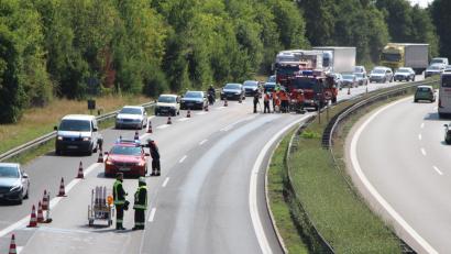 Bild: Auer, Alexander
Die A3 musste Montagvormittag kurzzeitig gesperrt werden. Ein Autotransporter war mit einem Reisebus kollidiert.
