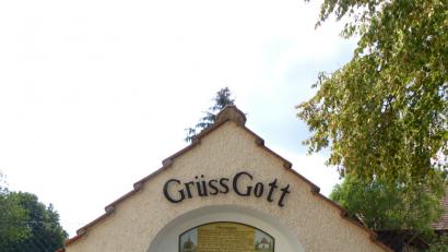 Bild: Völkl
Die Begrüßungstafeln erinnern an die Goldmedaille auf Bezirksebene "Unser Dorf soll schöner werden im Jahr 1982. Nun bekommt das Dorf erneut eine Schönheitskur.