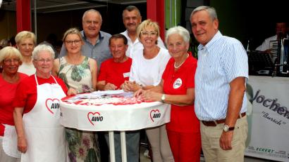 Bild: R. Kreuzer
AWO-Kreisvorsitzende Hilde Zebisch führt beim Tag der offenen Tür durch das AWO-Gebäude und zeigt den Gästen die vielen Dienstleistungen im Gebäude wie Kinderkrippe, Kinderhort oder Kleiderkammer und Bürotrakt. Dann setzen sich die Gäste im aufgebauten Zelt auch gesellig zusammen und feierten das 95-jährige Bestehen der AWO.