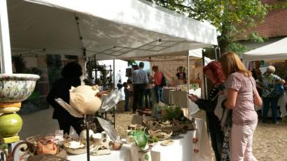 Bild: exb
Nach zehn Märkten auf der Burg Veldenstein bauen die Kunsthandwerker ihrer Stände dieses Mal auf dem Gelände der Kaiser-Bräu auf.