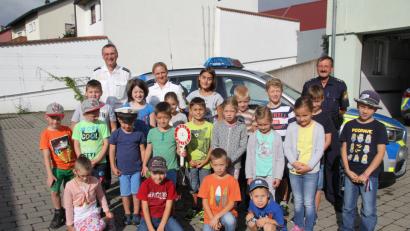 Bild: frd
Die Kinder ließen sich gerne mit ihren „Kollegen“ (hinten von links) PHK Georg Pfannenstein, PHM Daniela Ziereis und PHK Karl-Heinz Senft für ein Erinnerungsfoto ablichten, schließlich wollen ja einige von ihnen einmal Polizeibeamte werden.