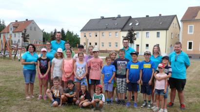 Bild: kgg
Die am Boule-Turnier der Deutsch-Französischen Gesellschaft teilnehmenden Kinder und Helfer mit Vorsitzender Anita Hammerer (links) und DFG-Jugendbeauftragter Arabella Hammerer (hintere Reihe, Zweite von rechts).