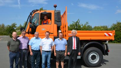 Bild: jr
Freuen sich über den neuen Unimog 430. Bei der Übergabe mit dabei, Fahrzeugführer Matthias Hofmann (sitzend im Unimog), sowie stehend (von links) stellvertretender Sachgebietsleiter Markus Heimann, Walter Brucker (Landratsamt), Sachgebietsleiter Heribert Hasenfürter, Klaus Weig (Landratsamt), stellvertretender Straßenmeister Martin Weiß und Landrat Wolfgang Lippert.