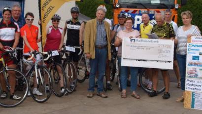 Bild: u
Vergangenes Jahr beteiligte sich die Rekordzahl von 222 Sportlern am 15. Pirker Kreisel. Bei der Benefiz-Radltour erzielten sie einen Erlös von 3125 Euro für Africa Luz. Die Spende überreichten Kreisel-Gründer Josef Böller (Vierter von rechts) und Chef-Organisatorin Bärbel Birner (Sechste von rechts) an den Vorsitzenden der Hilfsorganisation, Dieter Dausch (Achter von rechts). Am Samstag geht der Pirker Kreisel in eine neue Auflage.