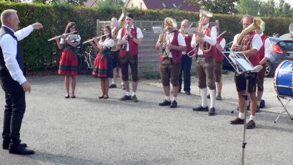 Bild: lep
Die Blakapelle Kirchenthumbach brachte dem Jubilar ein Ständchen anlässlich seines 50. Geburtstages. Natürlich durfte er ein Stück dirigieren, wobei er keine schlechte Figur machte.