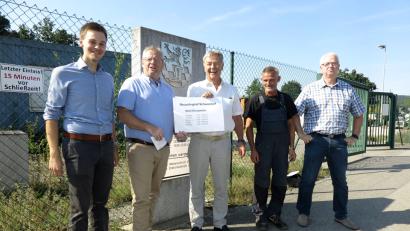 Bild: Hirsch
Ordnungsamtsleiter Stefan Schamberger, Oberbürgermeister Andreas Feller, stellvertretender Landrat Joachim Hanisch, Recyclinghof-Leiter Volker Riese und Andreas Schlingmann von der Firma Lober (von links) erhoffen sich von den neuen Öffnungszeiten eine Entzerrung bei der Anlieferung.