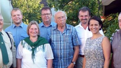Bild: lgc
Die Gratulanten geben sich bei Alfred Schmid (Vierter von rechts) anlässlich seines 85. Geburtstags ein Stelldichein. Glückwünsche überbringen unter anderem Vertreter von Schützenverein, Feuerwehr, CSU und Gemeinde: (von links) Dieter Pommeranz, Julian Leipold, Claudia Schreglmann, Michael Wiesnet, Hans Wiesnet, Tanja Renner und Bürgermeister Gerhard Löckler.