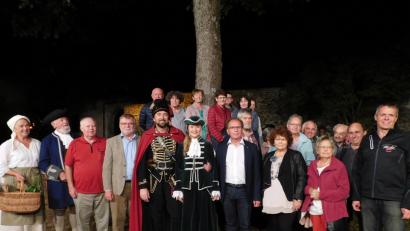 Bild: exb
Die Reisegruppe mit den Organisatoren der Fahrt Michael Altmann (Dritter und Vierter von links) und Erhard Walberer sowie Pressaths Bürgermeister Werner Walberer (Vierter von rechts) sowie Toni Franck, der zweite Bürgermeister von Waldmünchen und Trenckvereinsvorsitzende (rechts) freuen sich mit den Pandurdarsteller Werner Zellmer und Pia Fichtner als Kathi (Mitte) über den Besuch aus der Gegend, in der die Familie des Festspielautors stammt.