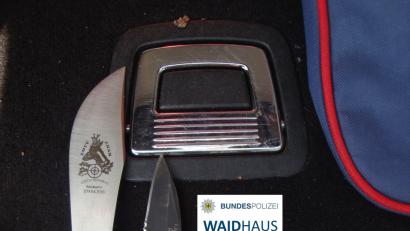 Bild: exb/Bundespolizei Waidhaus
Diese verbotenen Messer vom Asiamarkt beschlagnahmt die Bundespolizei bei einem 21-Jährigen.