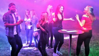 Bild: twi
DJ Dr. Ray sorgt bei der "Beachparty" in Oberköblitz mit seinen heißen Rhythmen für gute Stimmung