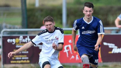 Bild: A. Schwarzmeier
Der Pressather Janik Schwemmer (links) kann eine Situation in der eigenen Spielhälfte klären. Der TSV Pressath kam gegen die SpVgg Windischeschenbach nicht über ein 2:2 hinaus.