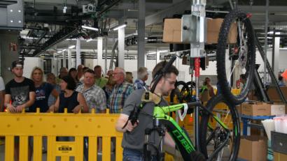 Bild: fpoz
Im Fokus steht die moderne Fertigungsstraße. Das Unternehmen produziert im Schnitt täglich 2500 Bikes.