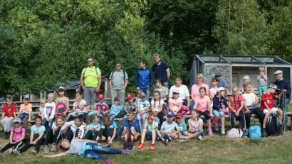 Bild: öt
Geschafft von der Hitze und den interessanten Flugvorführungen im Greifvogelpark Wunsiedel suchten die Teilnehmer gemeinsam mit Pfarrer Hans Riedl (rechts) Erholung.