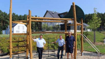 Bild: exb/Weiß
Bürgermeister Thomas Falter zusammen mit Hans Strasser und Volker Keil vom Wackersdorfer Bauhof vor dem „Herzstück“ des neuen Spielplatzes (von links).
