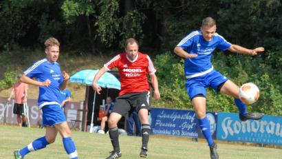 Bild: gb
Der zweifache Störnsteiner Torschütze Daniel Krügelstein (Mitte) schießt auf das Altenstädter Tor, an der 3:4-Heimniederlage des Favoriten gegen den SV Altenstadt/Voh. konnte dies jedoch nichts ändern.