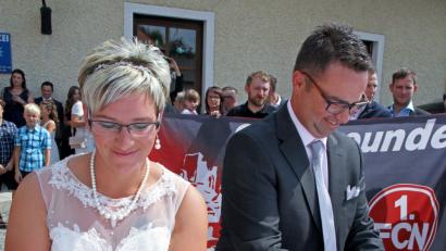 Bild: nm
Ramona und Matthias Möschl schneiden vor dem Rathaus ein Herz aus.