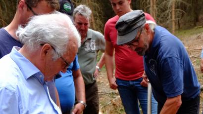 Bild: ohr
In einem Waldstück zwischen Neusath und Mitteraich stieß Reinhard Kreußel bei einer Begehung auf ein Borkenkäfernest. Auf einer Fläche von rund 1500 Quadratmetern mussten 45 für Fichten geschlagen werden. Der Geschäftsführer (rechts) der Waldbesitzervereinigung (rechts) entfernte an einem Beispielbaum mit einem Schäleisen Rindenteile und demonstrierte den deutlichen Befall auf der Innenseite der Borke.