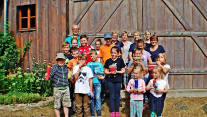 Bild: enz
Im Ferienprogramm bastelten Mitglieder des Musikvereins Ernestgrün mit den Kindern Musikinstrumente.