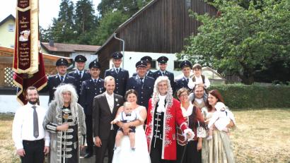 Bild: weu
Nicole und Georg-Severin Lang gaben sich in der Johannisbergkirche das Ja-Wort. Die Kameraden der Feuerwehr Nunzenried und Mitglieder des Doktor-Eisenbarth-Festspielvereins empfingen das Paar mit einem Spalier.