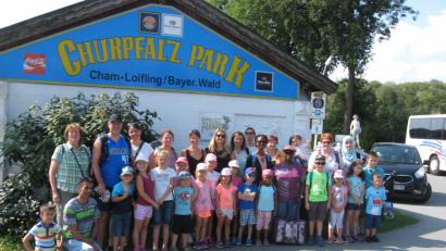 Bild: jzk
Begeistert sind die Buben und Mädchen von der Ausflugsfahrt des Kemnather Kinderschutzbundes in den Churpfalzpark.