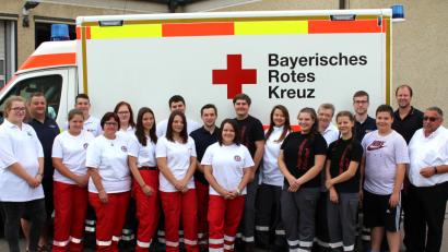 Bild: exb
Die 19 neuen Sanitäter des Kreisverbandes Tirschenreuth im Bayerischen Roten Kreuz mit Lehrgangsleiter Richard Wagner (rechts) und Ausbilder Helmut Zeitler (Zweiter von links).