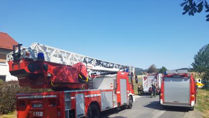 Bild: mde
Zum Brandeinsatz in Schönreuth sind die Feuerwehren aus Schönreuth, Kemnath und Waldeck angerückt.
