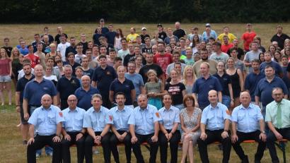 Bild: fjo
Fast die gesamte Spitze der Landkreis-Feuerwehr (vorne) gesellte sich am Samstagabend zur Siegerkür beim Zeltlager der Kreis-Jugendfeuerwehr.