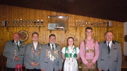 Bild: jr
Neuer Schützenkönig der Schützengesellschaft Mitterteich ist Josef Wurdack (Dritter von links), er löst Christian Schneider (Zweiter von links) ab. Neue Jugendkönigin ist Gesine Schurig (Dritte von rechts), sie löst Tobias Wedlich (Zweiter von rechts) ab. Die rote Laterne für den schlechtesten Schuss ging an Bernhard Friedl (links). Ihnen allen gratulierte Schützenmeister Wolfgang Friedl (rechts).