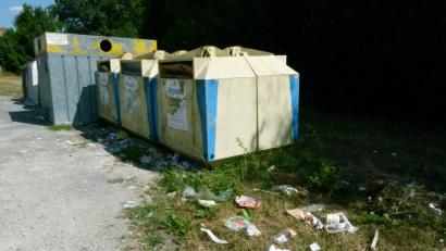 Bild: rn
Plastik und Speisereste neben Sammelcontainern sorgen für Unmut bei der Stadt Eschenbach.