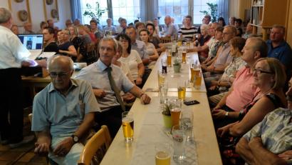 Bild: le
Überfüllt das Nebenzimmer des Gasthofes „ Weißes Rößl „ mit den aufmerksamen und interessierten Zuhörern bei der Vorstellung des Geschichtsbuches von Erich Schieder „ Golddorf Schlattein „.