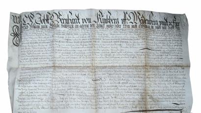 Bild: jzk
Dr. Uta Wigger stellt dem Kemnather Heimat- und Handfeuerwaffenmuseum diese alte Kaufurkunde aus dem Jahr 1602 als Leihgabe für die Sonderausstellung zur Verfügung.
