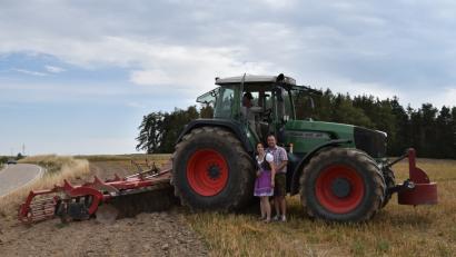 Bild: esa
Barbara Widtmann und ihr Mann Michael: Die Geschäftsfrau aus Ebersdorf bei Neunburg vorm Wald will Hochzeitsanträge in Felder mähen oder pflügen.