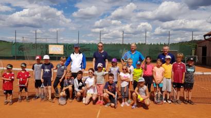 Bild: degr
Tennistalente beim SVL Traßlberg – betreut wurden die Kinder von (hinten von links) Günther Grabinger und seinem Team mit Markus Stammler, Mario Hellerl und SVL-Vorsitzendem Thomas Grabinger.