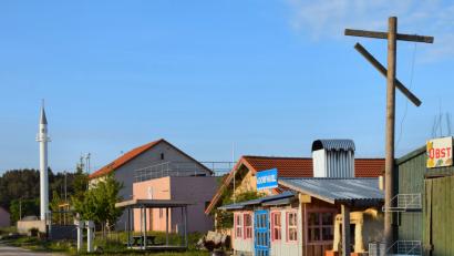 Bild: bö
Sieben Übungsdörfer gibt es im Truppenübungsplatz Hohenfels. Sie dienen der Ausbildung der Soldaten für ihre Auslandseinsätze. Im ehemaligen Kirchdorf Enslwang gehört deshalb auch ein Minarett zum Ortsbild.
