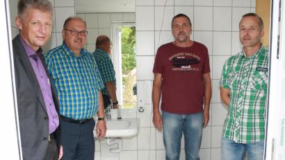 Bild: lk
Eine Behinderten-Toilette am Großen Weiher in Plößberg war längst überfällig. Bei der Übergabe freuen sich Bürgermeister Lothar Müller, Behindertenbeauftragter Reinhard Schön, Franz Wittmann, Bauhof-Leiter der Gemeinde und Armin Reiter von der Bauverwaltung (von links).