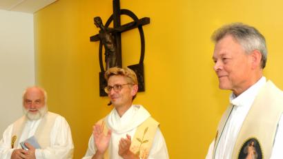 Bild: Stephan Huber
Pfarrer Franz Mühlbauer (rechts) wird in der Kapelle des Klinikums St. Marien von (von links) Pater Alfred Lindner und dem Beauftragten der Diözese Regensburg für die Krankenhausseelsorge, Christoph Seidl, offiziell in den Ruhestand verabschiedet – mit Applaus und Medaille.